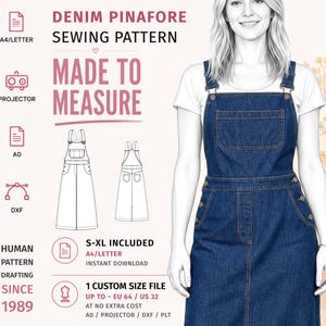 Op de afbeelding: Een naaipatroon voor een donkerblauwe spijkerjurk met de tekst DENIM PINAFORE SEWING PATTERN, MADE TO MEASURE, S-XL INCLUDED en 1 CUSTOM SIZE FILE UP TO EU 64. De afbeelding toont een technische lijntekening en het afgewerkte kledingstuk.