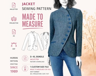 Puede incluir: Una chaqueta de tweed azul con cuello alto y cierre asimétrico de botones, combinada con vaqueros azules. La imagen incluye el texto: JACKET SEWING PATTERN, MADE TO MEASURE, HUMAN PATTERN DRAFTING SINCE 1989, S-XL BUNDLE, A4/LETTER, PROJECTOR, A0, DXF, INSTANT DOWNLOAD, 1 CUSTOM SIZE FILE, ANY FORMAT.