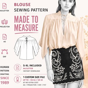 Puede incluir: Un patrón de costura para blusa que presenta un top color melocotón con cuello de lazo y mangas sueltas, combinado con una falda negra adornada con bordados florales blancos. El gráfico incluye el texto: BLOUSE SEWING PATTERN, MADE TO MEASURE, S-XL INCLUDED, 1 CUSTOM SIZE FILE, HUMAN PATTERN DRAFTING SINCE 1989, TEXT ONLY GUIDE, SEWING SKILLS ADVISED.