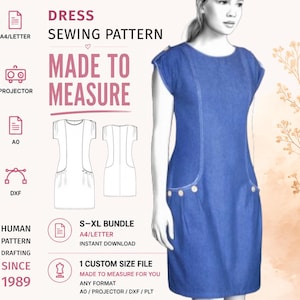 Puede incluir: Un patrón de costura para vestido azul con cuello redondo, mangas cortas y dos bolsillos delanteros con botones. La imagen incluye texto como DRESS SEWING PATTERN, MADE TO MEASURE y S-XL BUNDLE, junto con iconos para formatos A4/LETTER, PROJECTOR, A0 y DXF.