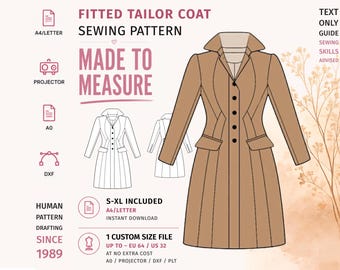 Op de afbeelding: Een digitaal naaipatroon voor een getailleerde jas, afgebeeld in beige met een kraag, revers en vijf knopen. De tekst bevat FITTED TAILOR COAT, SEWING PATTERN, MADE TO MEASURE, S-XL INCLUDED en 1 CUSTOM SIZE FILE.