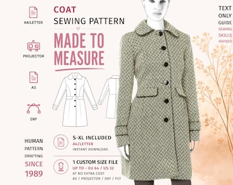 Op de afbeelding: Een naaipatroon voor een jas van gestructureerde beige en zwarte tweedstof met een kraag en knoopsluiting. De afbeelding bevat de tekst: COAT SEWING PATTERN, MADE TO MEASURE, S-XL INCLUDED, 1 CUSTOM SIZE FILE UP TO EU 64 / US 32.