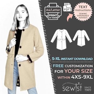 Può includere: Un cappotto beige con bottoni neri e una fodera a quadri bianco e nero. Il cappotto è mostrato su una modella. L'immagine include anche un'icona di download digitale, un'icona PDF e testo che dice "A4/Letter Print at Home", "Istruzioni di testo Esperienza di cucito consigliata", "Download istantaneo S-XL", "Personalizzazione gratuita per la tua taglia entro 4XS-9XL", e "sewist dal 1989".