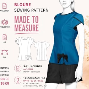 Può includere: Un cartamodello digitale per una blusa blu con un fiocco nero, che include disegni tecnici del davanti e del dietro. La grafica contiene etichette per i formati A4, Letter, A0 e proiettore, oltre alla gamma di taglie dalla S alla XL.