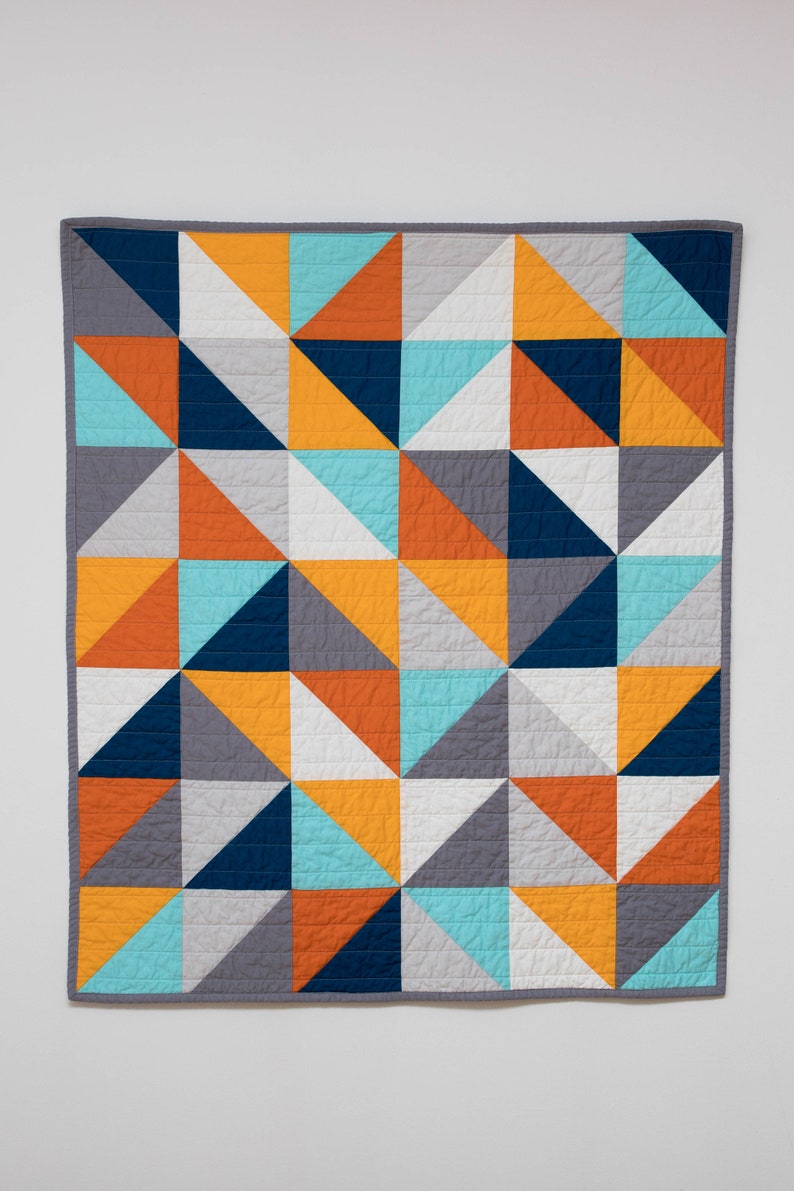 Modernes halbes Quadrat Dreieck HST Quilt, blau, orange, grau, Baby Bettwäsche, moderne Quilt, quadratisch, Dreieck, Krippenbettwäsche, Baby, Queen, König Bild 2