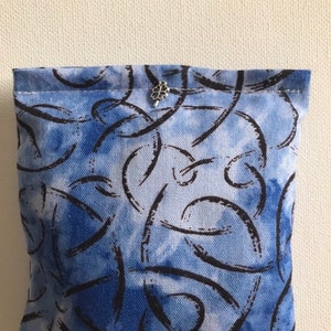 Hermes Mischung Reiki Ruhe und Entspannung Kleines quadratisches Kräutertraum Kissen mit silbernem Vierblättrigen Kleeblatt Anhänger in Blau Tie Dye mit schwarzen Wirbeln Bild 1