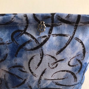 Hermes Mischung Reiki Ruhe und Entspannung Kleines quadratisches Kräutertraum Kissen mit silbernem Vierblättrigen Kleeblatt Anhänger in Blau Tie Dye mit schwarzen Wirbeln Bild 2