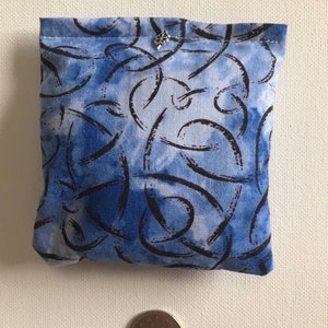 Hermes Mischung Reiki Ruhe und Entspannung Kleines quadratisches Kräutertraum Kissen mit silbernem Vierblättrigen Kleeblatt Anhänger in Blau Tie Dye mit schwarzen Wirbeln Bild 3
