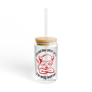 Puede incluir: Un vaso de vidrio transparente con tapa de bambú y pajita transparente. El vaso presenta un gráfico de diablo rojo y el texto "I'm not like other girls, I'm way worse!"