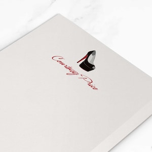 Puede incluir: Un bloc de notas blanco con el texto "Courtney Price" en escritura roja y un gráfico de zapato de tacón alto negro. El bloc de notas mide aproximadamente 10,8 x 15,9 cm.