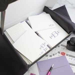 Monogrammed Stationärer Kleiderschrank & Notizblock Geschenkbox Personalisiert für Frauen | MONTEREY MONOGRAMM