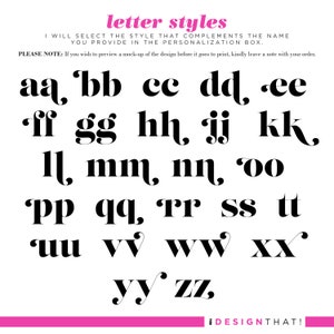 Op de afbeelding: Een tabel met verschillende lettertypen in zwart op een witte achtergrond. De tekst "letter styles" staat in roze bovenaan de tabel. De tekst "I will select the style that complements the name you provide in the personalisation box." staat in zwart onder de titel. De tekst "PLEASE NOTE: If you wish to preview a mock-up of the design before it goes to print, kindly leave a note with your order." staat in zwart onder de eerste regel tekst. De letters van het alfabet worden in verschillende stijlen getoond, met elke letter in een apart vak.