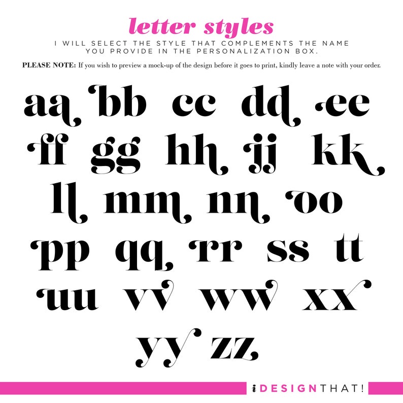 Op de afbeelding: Een tabel met verschillende lettertypen in zwart op een witte achtergrond. De tekst "letter styles" staat in roze bovenaan de tabel. De tekst "I will select the style that complements the name you provide in the personalisation box." staat in zwart onder de titel. De tekst "PLEASE NOTE: If you wish to preview a mock-up of the design before it goes to print, kindly leave a note with your order." staat in zwart onder de eerste regel tekst. De letters van het alfabet worden in verschillende stijlen getoond, met elke letter in een apart vak.
