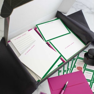 Juegos de cartas de papelería fina personalizada para hombres, caja de regalo con tarjetas, blocs y sobres personalizados / BORDE MODERNO