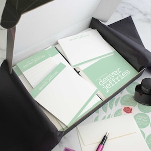 Papelería con notas en caja, juegos de escritura de cartas personalizados para hombres y mujeres, kit de regalo de papelería personalizado para él o ella / TYPEWRITER BYLINE