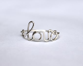 Anello Love placcato argento - Anello con scritta minimalista in filo metallico