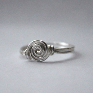 Silverrosring: Elegant stapelband med trådrosett bild 3