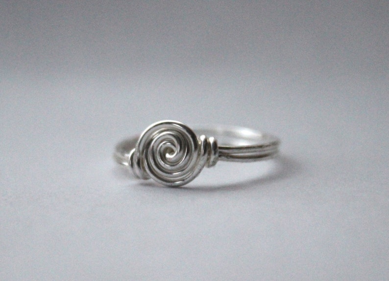 Silverrosring: Elegant stapelband med trådrosett bild 3