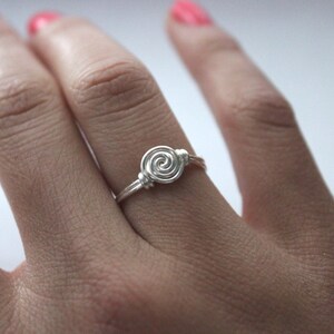 Silverrosring: Elegant stapelband med trådrosett bild 1