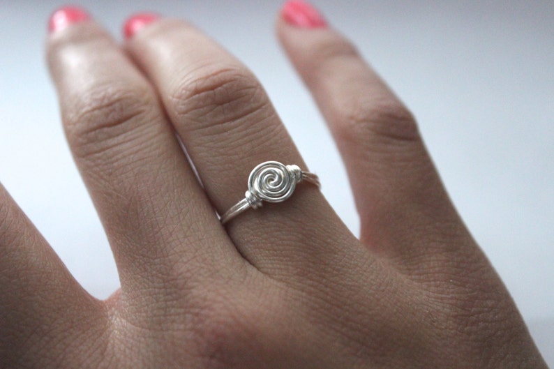Silverrosring: Elegant stapelband med trådrosett bild 1