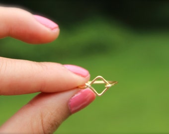 Anillo geométrico de oro y diamantes
