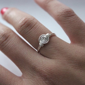 Silverrosring: Elegant stapelband med trådrosett bild 2