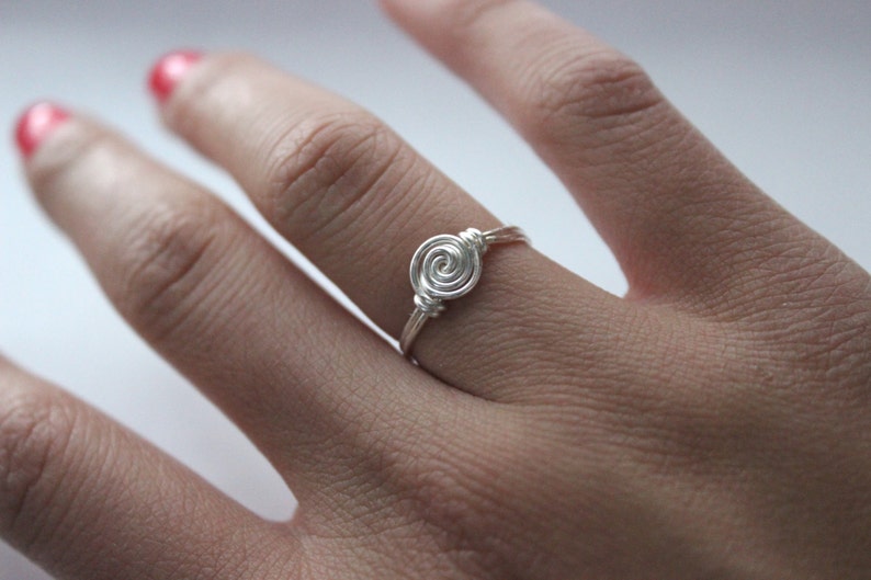 Silverrosring: Elegant stapelband med trådrosett bild 2