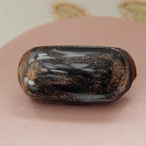 Botón pisapapeles rectangular - Negro con blanco y piedra dorada