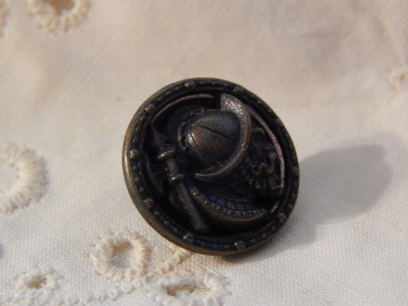 Antique Picture Button of the Spanish Explorer Balboa