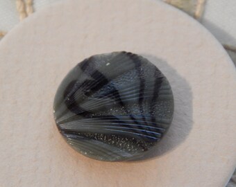 Grauer und schwarzer Glasknopf mit Muschelmuster