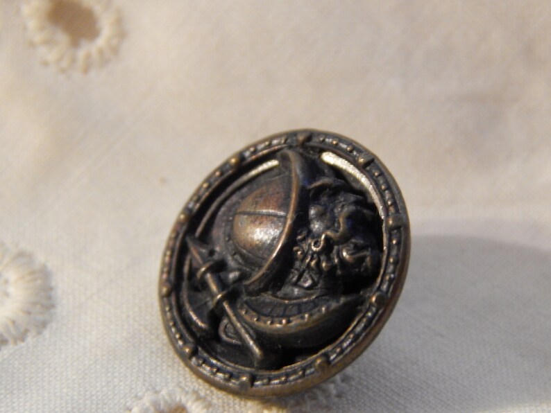Antique Picture Button of the Spanish Explorer Balboa