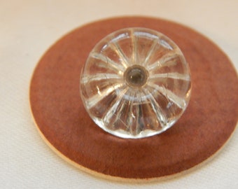Bouton antique en verre transparent avec découpes réfléchissantes sur le dessous