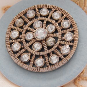 Botón Glitz - Metal blanco pesado perforado con piedras de pasta transparente