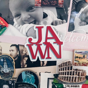 Pu&ograve; includere: Un primo piano di un adesivo rosso e bianco con la parola "Jawn" in un carattere stilizzato e in grassetto. L'adesivo &egrave; posizionato su uno sfondo di varie immagini e trame, tra cui una foto di un bambino, una foto di una coppia e una foto di un edificio.