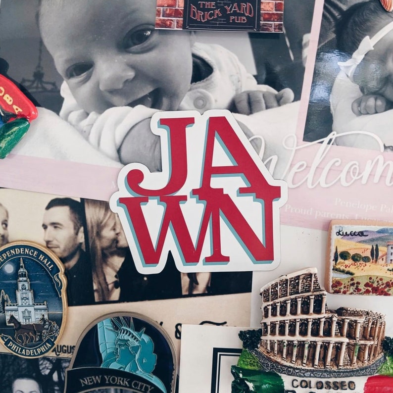 Pu&ograve; includere: Un primo piano di un adesivo rosso e bianco con la parola "Jawn" in un carattere stilizzato e in grassetto. L'adesivo &egrave; posizionato su uno sfondo di varie immagini e trame, tra cui una foto di un bambino, una foto di una coppia e una foto di un edificio.
