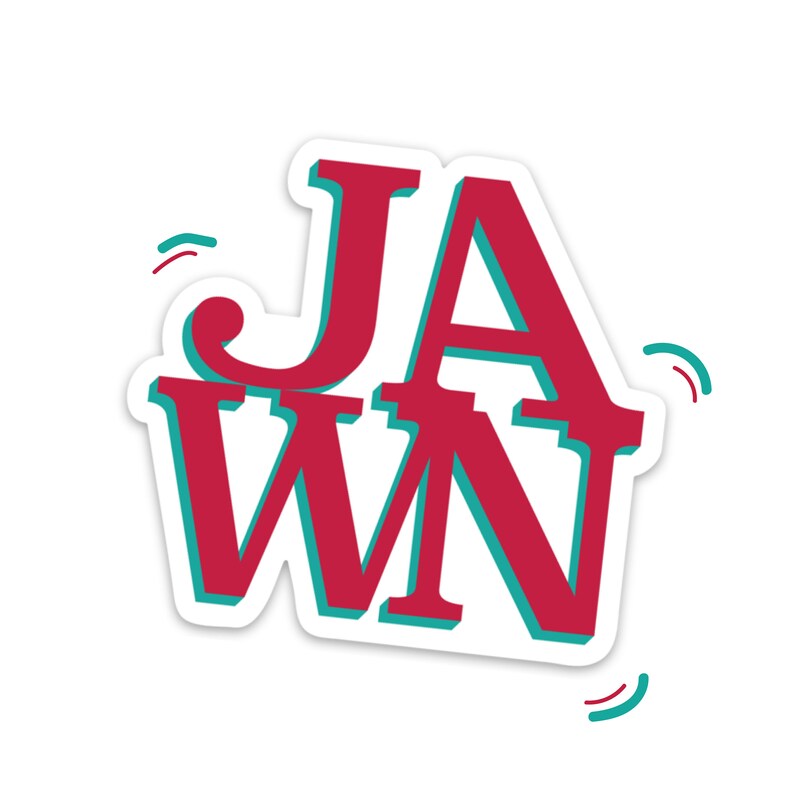 Pu&ograve; includere: Un adesivo con la parola "Jawn" in uno schema di colori rosso, bianco e blu. Le lettere sono contornate in turchese e hanno un effetto 3D.