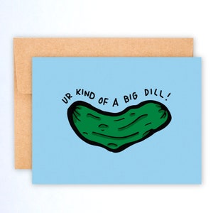 Peut inclure: Carte de vœux bleu clair avec l'inscription "UR KIND OF A BIG DILL !" et une illustration de cornichon. La carte est accompagnée d'une enveloppe marron, parfaite pour envoyer un message humoristique.