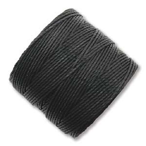 Puede incluir: Una bobina de cordón encerado negro, un tipo de hilo utilizado para la elaboración de joyas y manualidades.