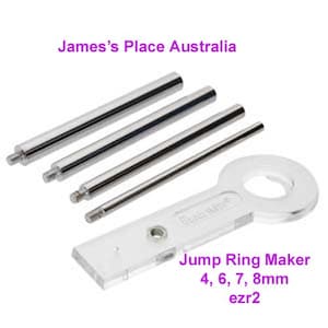 Puede incluir: Un fabricante de anillos de salto transparente con cuatro varillas de metal plateado. El fabricante de anillos de salto tiene el texto "Jump Ring Maker 4, 6, 7, 8mm ezr2". Las varillas son de diferentes longitudes.
