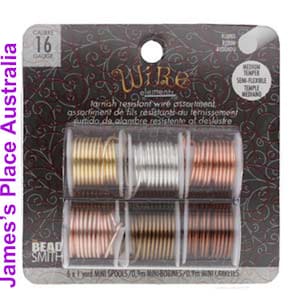 Puede incluir: Un paquete de seis carretes de alambre resistente al deslustre en oro, plata, cobre, oro rosa y bronce. Los carretes están etiquetados como "Wire elements" y "6 x 1 yard mini spools/0.7mm miniboddies/0.7mm mini cardies".