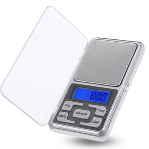 Puede incluir: Balanza digital de bolsillo plateada con una cubierta de plástico transparente. La pantalla LCD azul muestra un peso de 8,00. Botones: PCS, UNITS, ON/OFF, TARE y LIGHT.