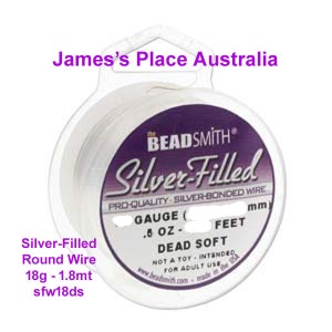 Può includere: Un rocchetto di filo tondo argentato, etichettato "Beadsmith Silver-Filled Pro-Quality Silver-Bonded Wire". Il rocchetto è bianco e ha un'etichetta viola con il testo "Gauge (0.5 oz) Feet Dead Soft Not a Toy - Intended for Adult Use".