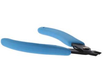Puede incluir: Cortadores de descarga con mangos azules y cuchillas negras. Los cortadores están diseñados para un corte preciso.