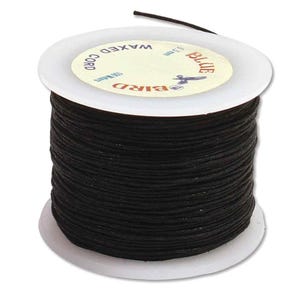 Puede incluir: Una bobina de cordón encerado negro, etiquetada "Blue Bird Waxed Cord 100 metros".