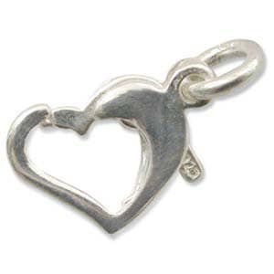 Könnte beinhalten: Ein silberfarbener herzförmiger Verschluss mit einer kleinen Schlaufe oben. Der Verschluss ist offen und zeigt die Kontur des Herzens. Das Metall hat eine glänzende Oberfläche. Der Verschluss ist wahrscheinlich für Schmuck oder andere kleine Accessoires.