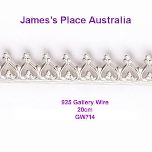 Puede incluir: Alambre de galería plateado con un diseño decorativo de corazón. El alambre mide 20 cm de largo y está etiquetado como "925 Gallery Wire, 20cm, GW714".