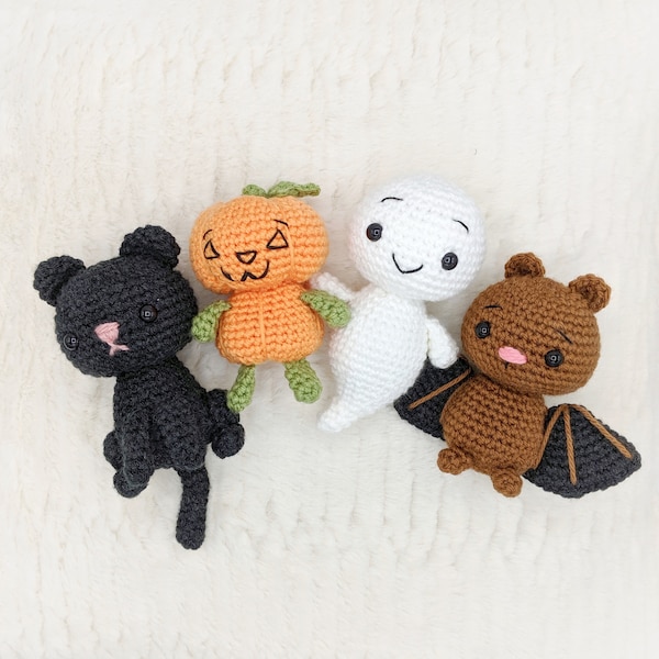 PAQUETE DE PATRONES: ¡4 patrones! Mini juego de Halloween de ganchillo n.° 1 que incluye patrones de Amigurumi de muñeco de fantasma, gato negro, murciélago y calabaza, fácil de seguir