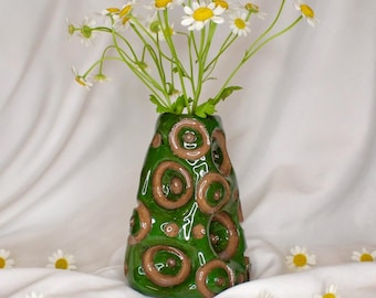 Handgjord grön keramisk knoppvas: Miniatyrkeramik med spiralstruktur