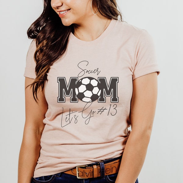 Tshirt de maman de football, cadeau joueur personnalisable pour les jeux, chemise de maman de football, haut ballon de football encourageant pour elle, t-shirt personnalisé avec numéro de joueur de football
