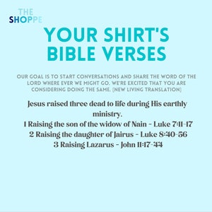 Puede incluir: Un gr&aacute;fico azul y blanco con el texto "YOUR SHIRT'S BIBLE VERSES" y una lista de vers&iacute;culos b&iacute;blicos sobre Jes&uacute;s resucitando a los muertos. El texto "OUR GOAL IS TO START CONVERSATIONS AND SHARE THE WORD OF THE LORD WHERE EVER WE MIGHT GO. WE'RE EXCITED THAT YOU ARE CONSIDERING DOING THE SAME. [NEW LIVING TRANSLATION]" tambi&eacute;n est&aacute; incluido.